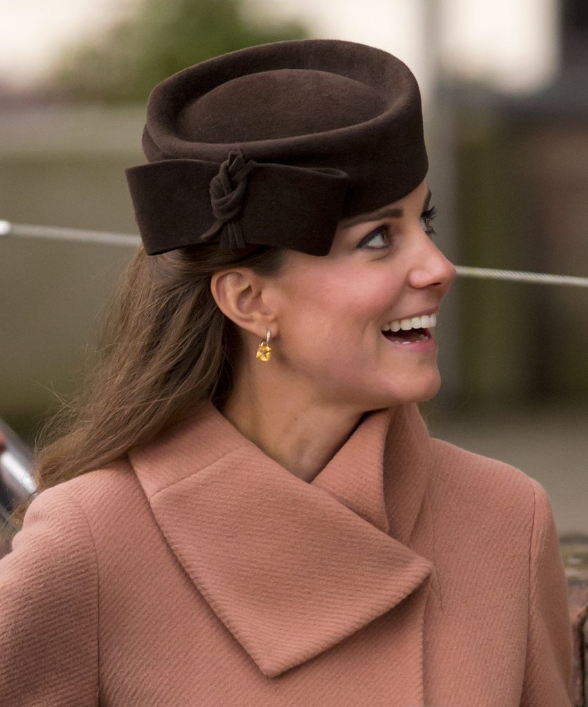 kate middleton com brinco alaranjado