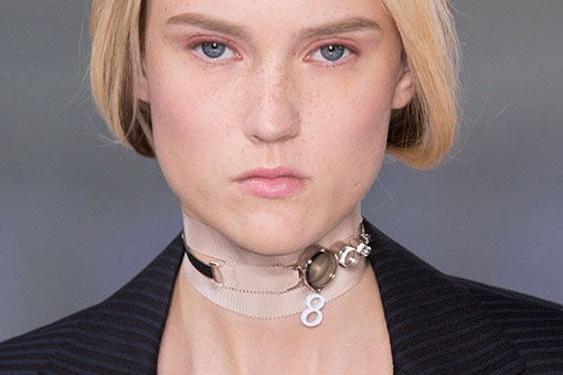 Desfile Dior bijuteria colar coleira choker