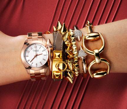 braceletes e pulseiras douradas com relogio