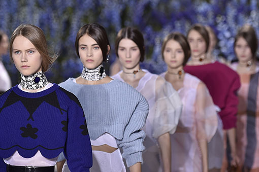 Desfile Dior Paris Fashion Week Verão 2015 - Bijuteria Choker Coleira (Fonte: Vogue)