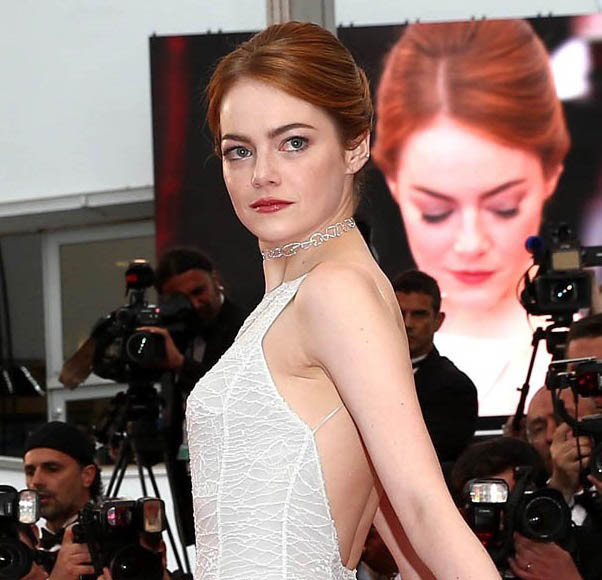 emma stone usando gargantilha colar semi joia