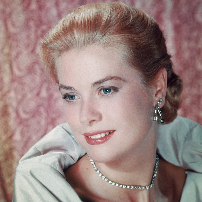 Grace kelly com colar curto riviera joia