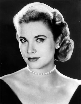 grace-kelly-com-colar-de-perolas