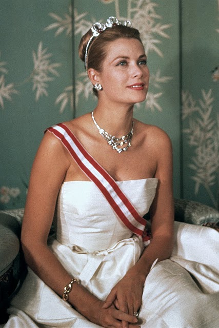 grace kelly usando joias finas