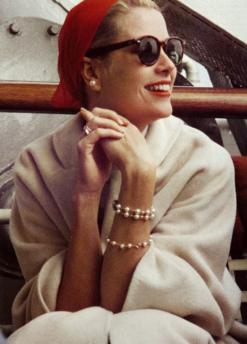 Grace Kelly com pulseiras perolas