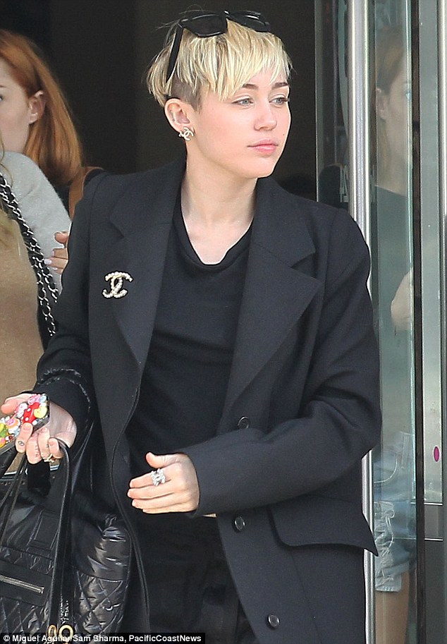 miley cyrus com broche chanel