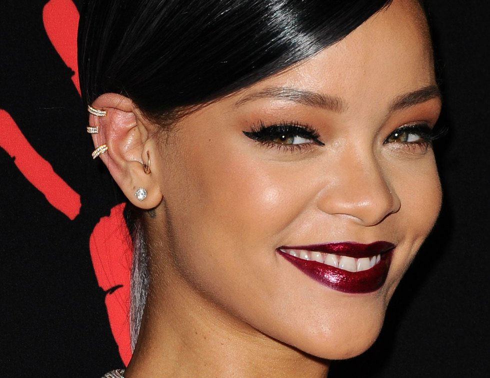 Rihanna e seus piercings de pressão