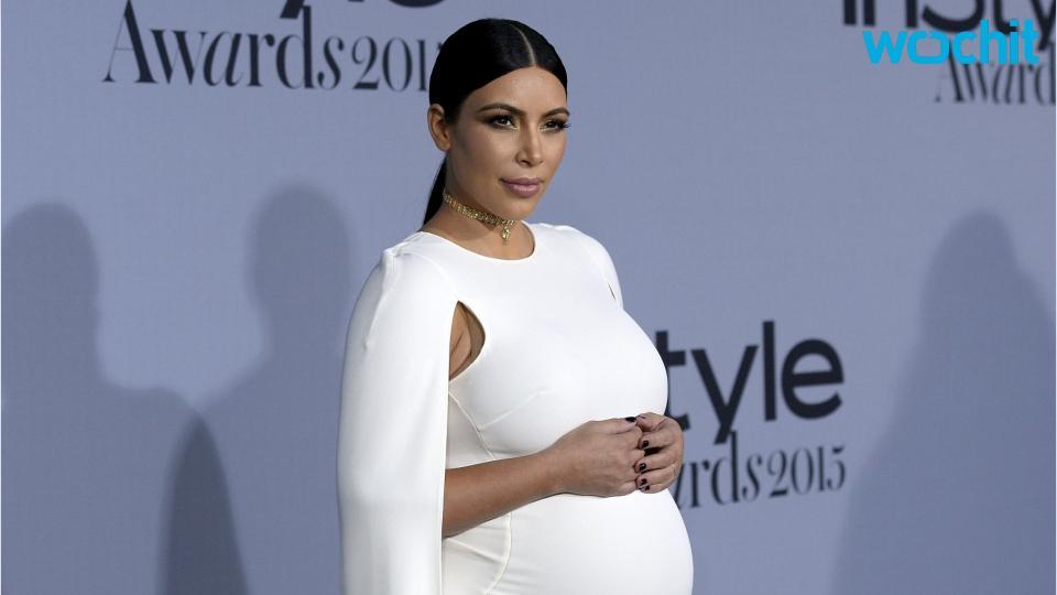 Kim Kardashian gravida e com coleira dourada