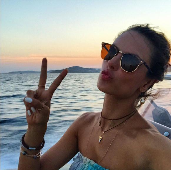 sobreposicao de colares alessandra ambrosio