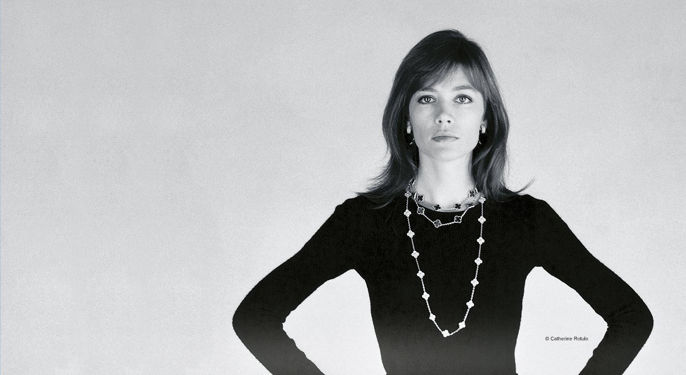 Françoise Hardy posou adornada com peças Alhambra