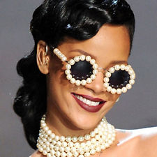 rihanna com colar perolas