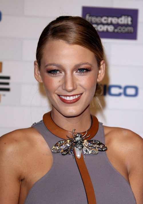 E os broches das famosas não param por aí. Blake Lively fez da peça o protagonista do seu look escolhendo um broche que imita uma mariposa. O acessório fez com que sua composição ganhasse mais personalidade e estilo. 