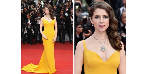 Anna Kendrick, que optou pelo longo amarelo assinado por Stella McCartney, também escolheu uma peça de brilhantes, mas que carregasse um pingente para acompanhar o formato do decote