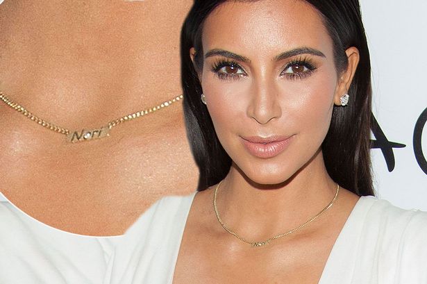 kim kardashian com colar da north