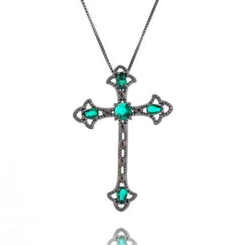 Crucifixo banhado a ródio negro e cravado com zircônias verde esmeralda.