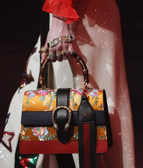  As pulseiras de mão prometem voltar com tudo. A Gucci trouxe um modelo com a palavra "loved"