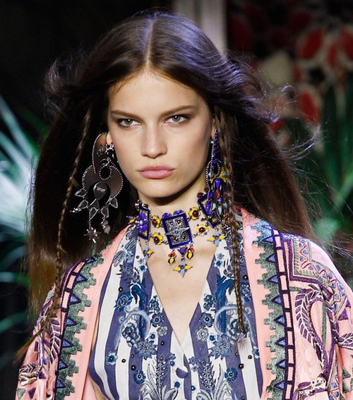 O estilista Roberto Cavalli apostou em joias coloridas, grandes no estilo boêmio 