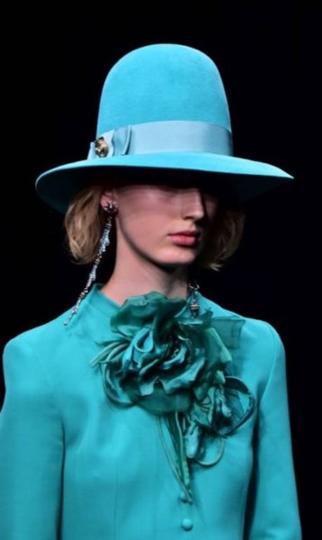  O chapéu é um dos acessórios que apareceram na Semana de Moda de Milão. A Gucci trouxe um modelo bem clássico para o desfile