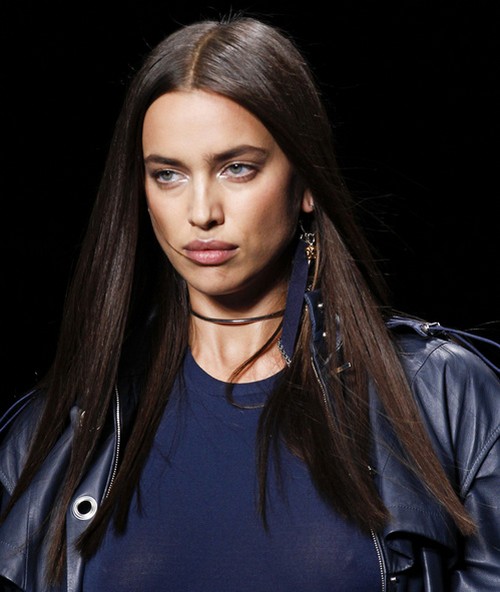 A gargantilha continuará em alta no que depender da marca Versace que trouxe um modelo ultrafino para a Semana de Moda de Milão
