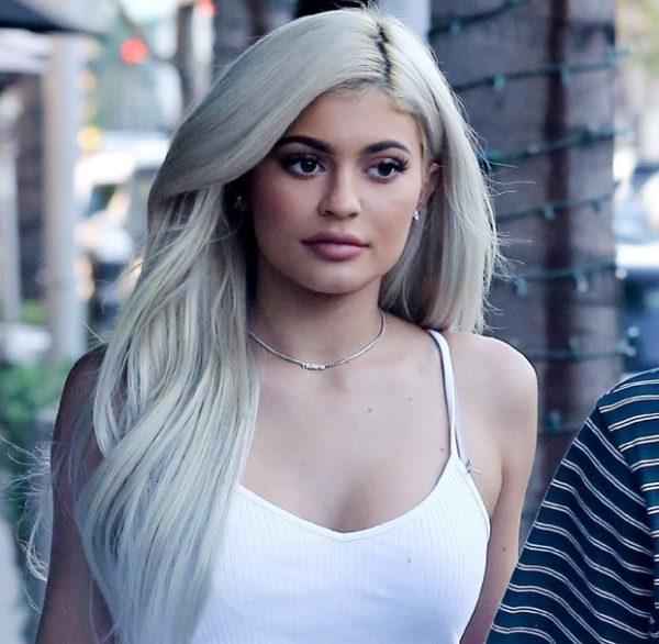 Novo colar de Kylie Jenne é cravejado com o apelido de seu namorado, o rapper Tyga.