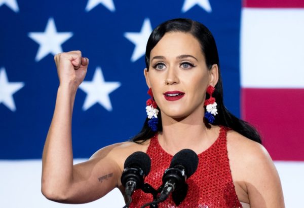Katy Perry optou por um par de vermelho, branco e azul na noite da eleição.