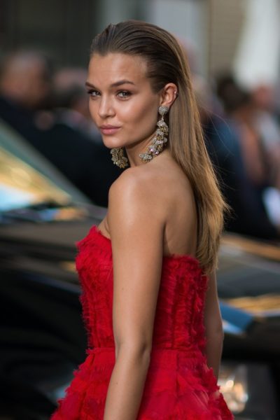 Josephine Skriver usou não só os brincos de uva, como também um vestido vermelho da marca Sachin & Babi.