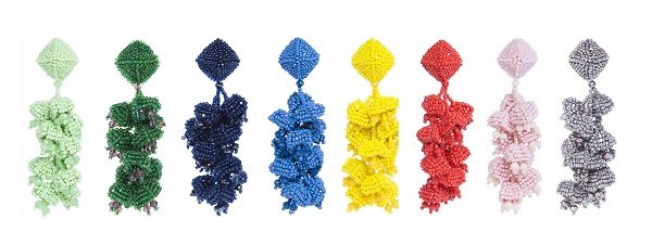 Os brincos vêm em uma variedade de cores incrível. Cada par inclui 3.500 contas de vidro que foram aplicadas a mão no atelier de Sachin & Babi na Índia.