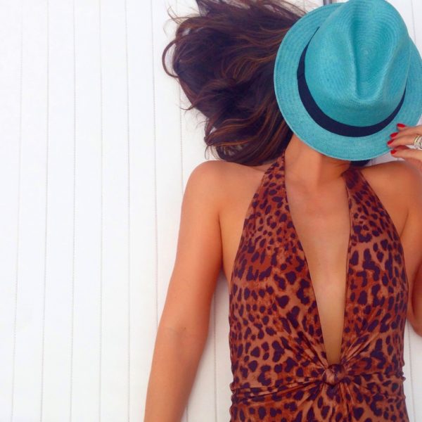 Invista em chapéus ao usar a nova coleção Adriana Degreas.