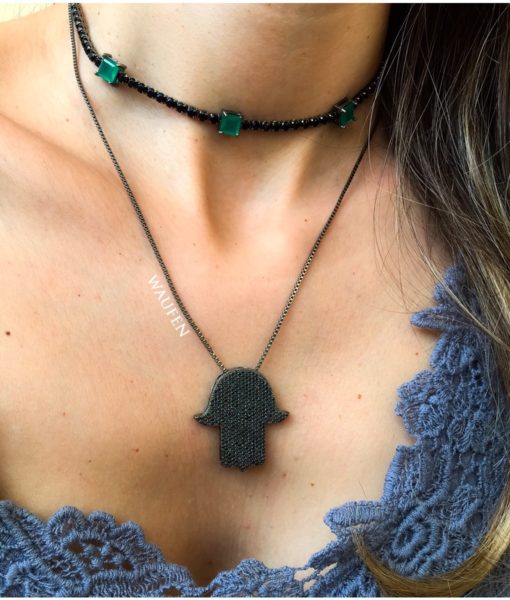 Semijoias Waufen: choker banhado a ródio negro e colar hamsa.