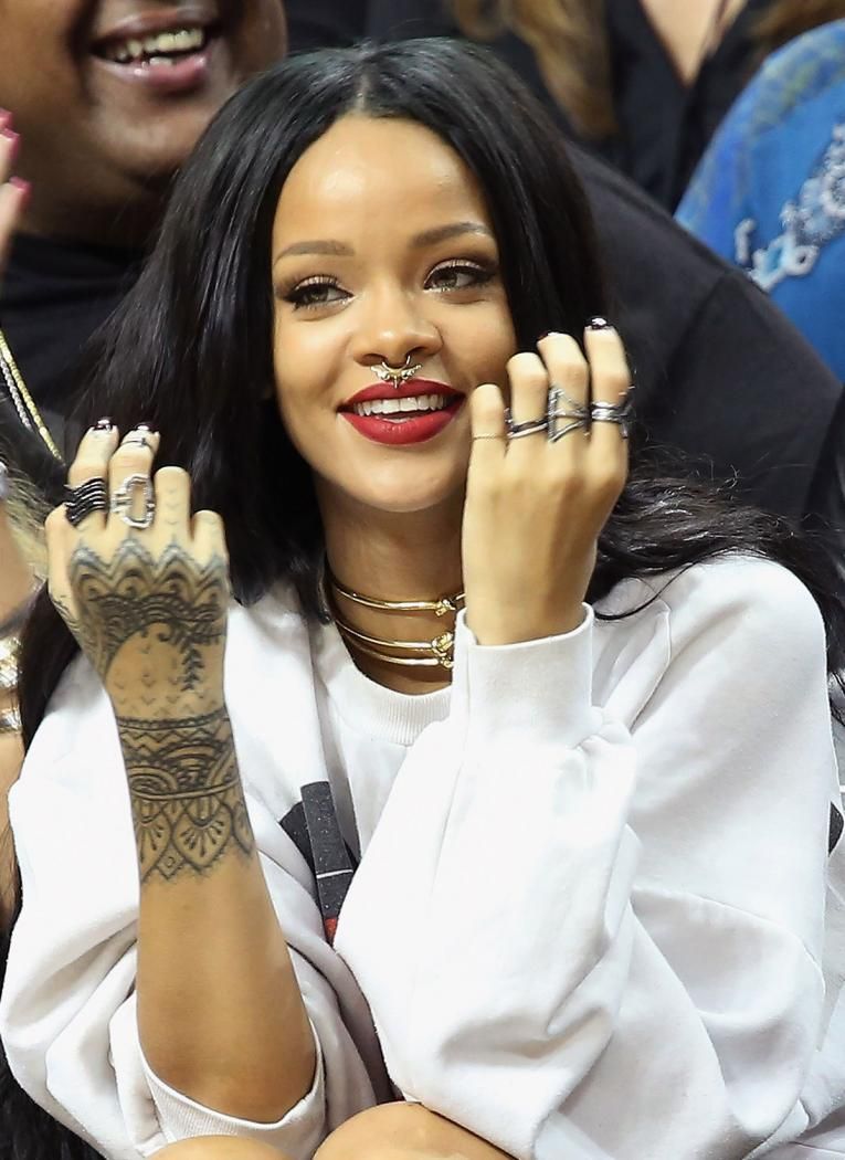 Rihanna piercing no nariz