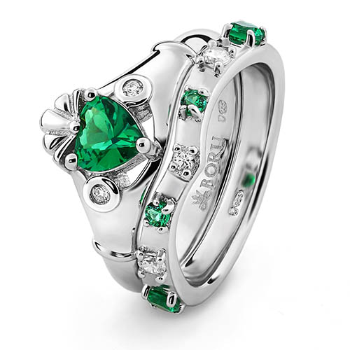 anel de claddagh com esmeraldas