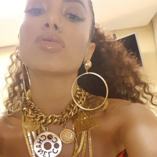 Argolas douradas da cantora Anitta