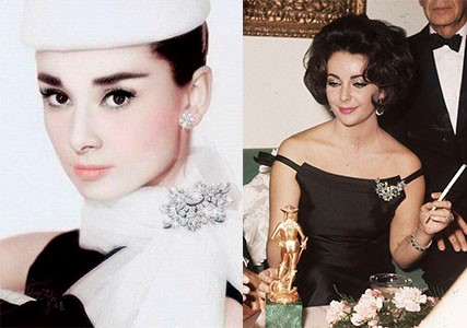 Audrey Hepburn e Elizabeth Taylor usando broche