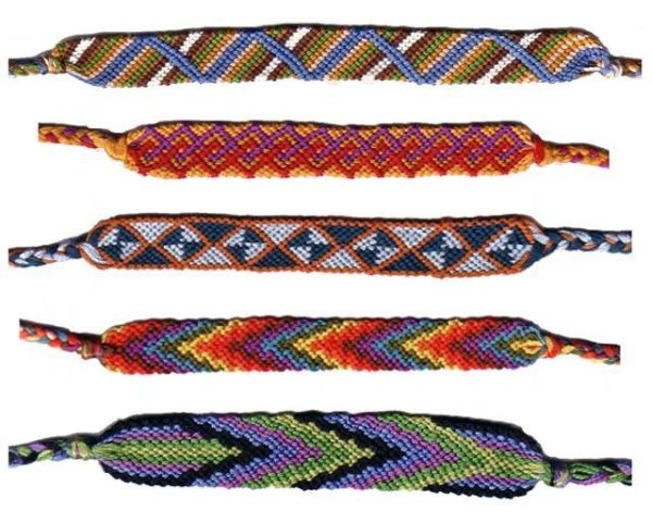 Braceletes feitos à mão, inspirados na cultura indígena