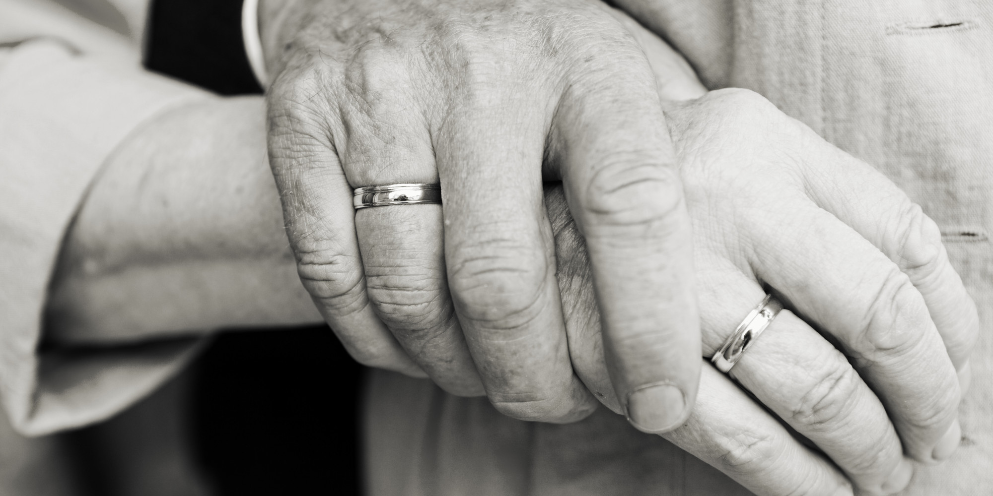 Idosos com aliança de casamento