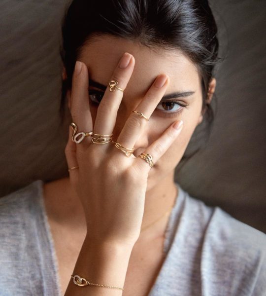 Kendall Jenner com seus anéis de falange de ouro