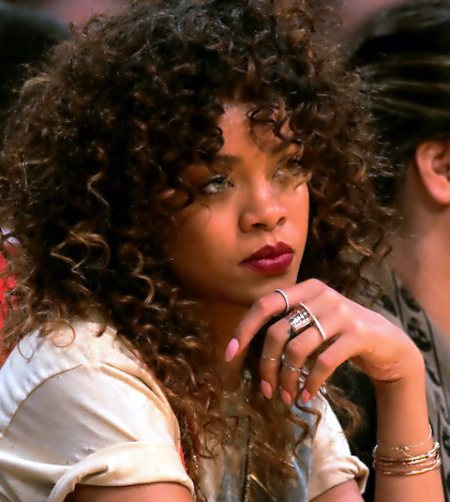 A cantora Rihanna sempre é vista com seus anéis de falange