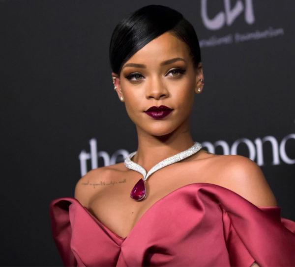 Rihanna destaca colar