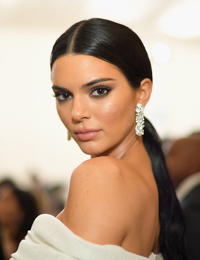 Kendall enealtece ainda mais os brincos grandes de diamantes com os cabelos presos em look todo branco