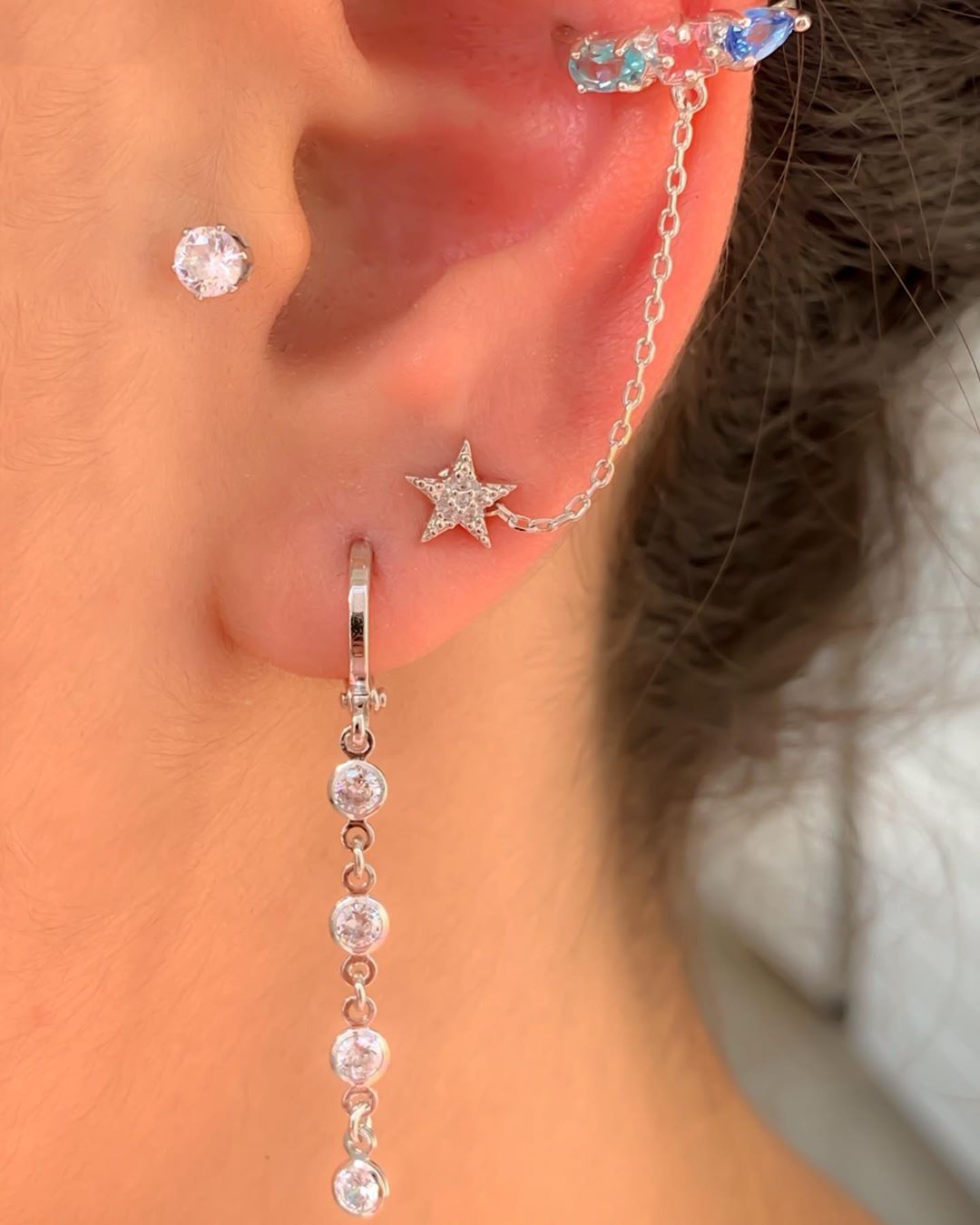 Piercing Tragus Pino Aço e Pingente Folheado a Ouro 18k Cruz