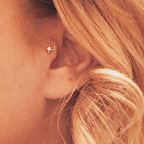 Piercing no tragus ultra discreto, ótimo em muitas combinações de brincos