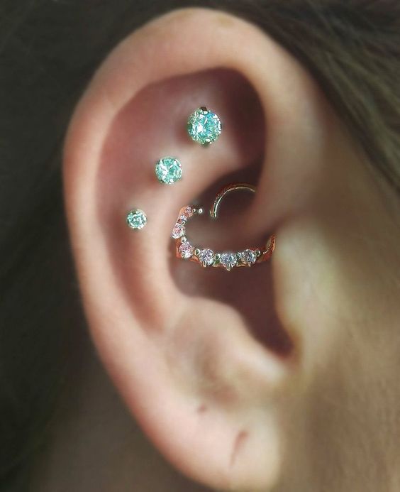 Composição fofa com sequência de pontinhos de luz crescente e daith piercing de coração/ Reprodução: Pinterest