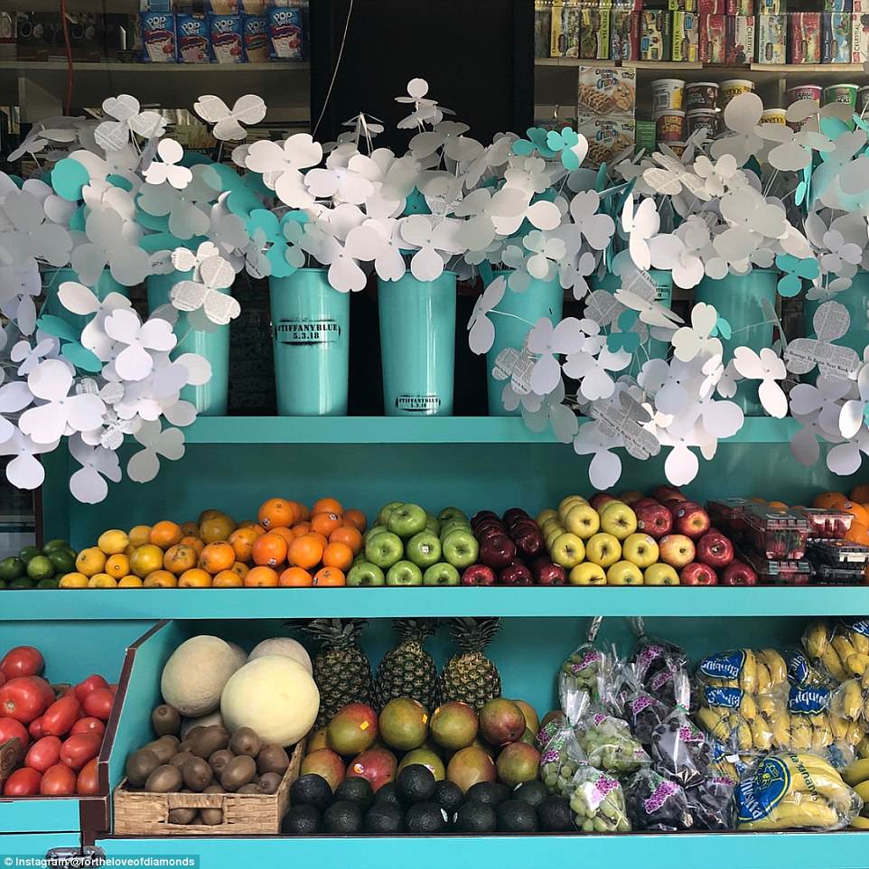 A lojas ficaram mais bonitas com as flores de papel e decoradas com o Azul Tiffany