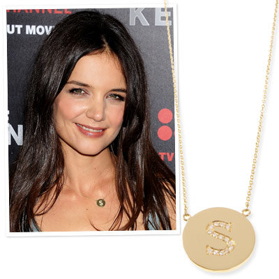 katie holmes colar de letra da filha