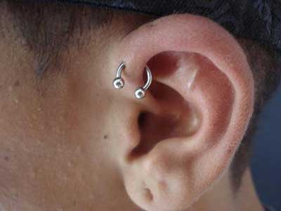 Piercing masculino cartilagem