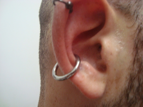 Piercing masculino na orelha