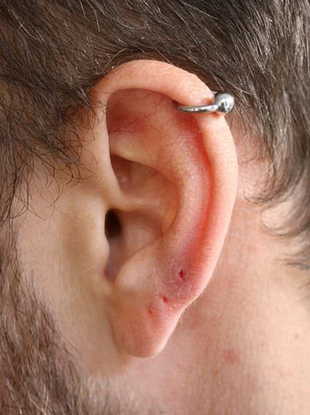 Piercing na orelha masculino
