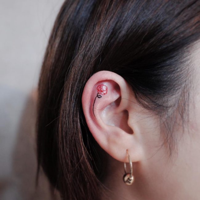 Tatuagem delicada orelha