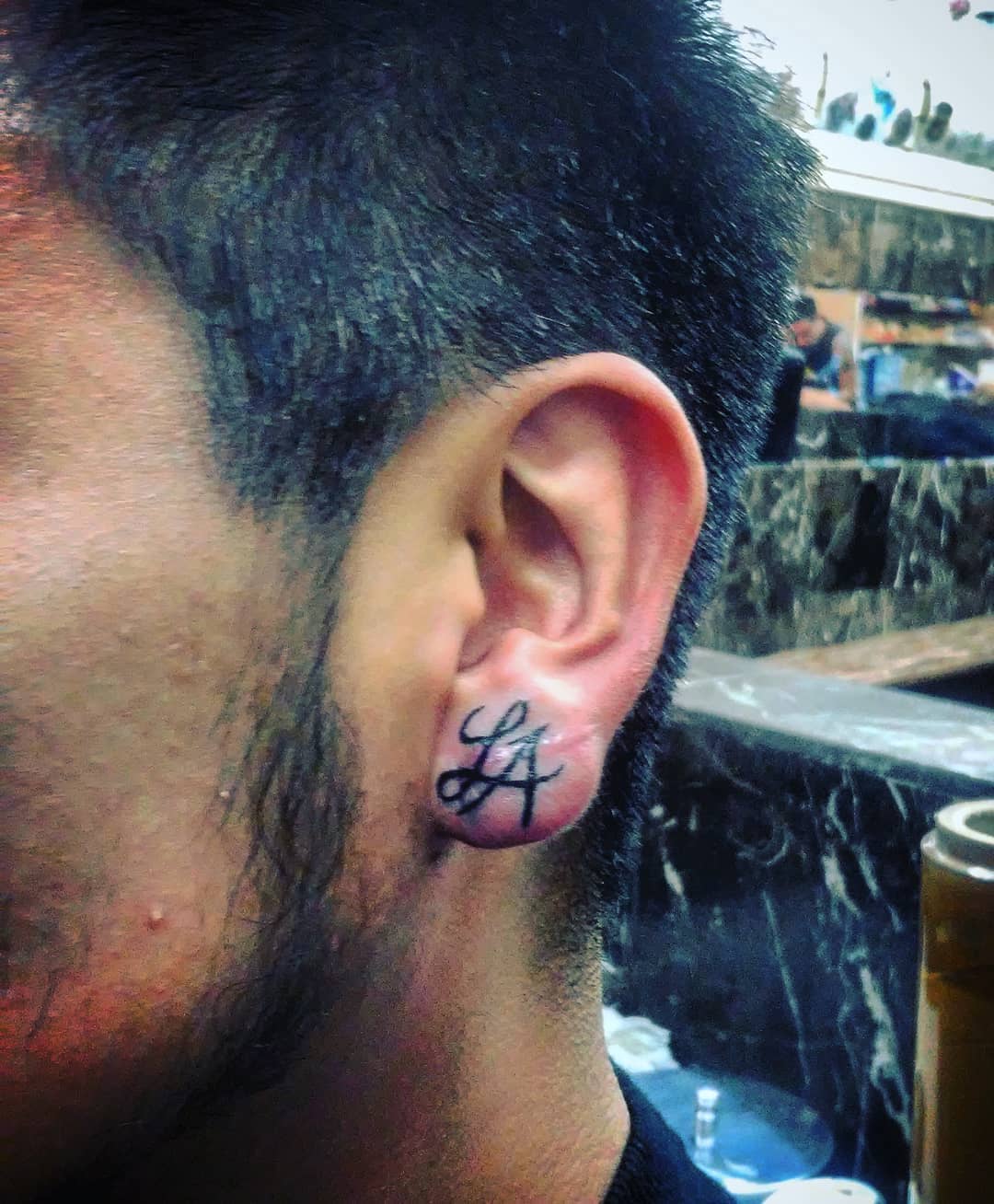 Tatuagem escrita orelha