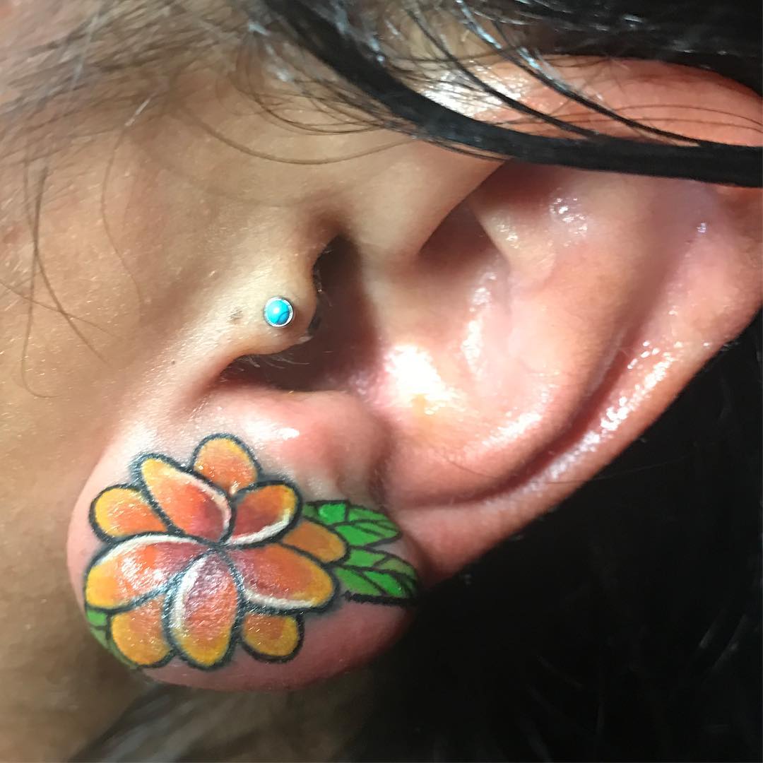 Tatuagem na orelha colorida